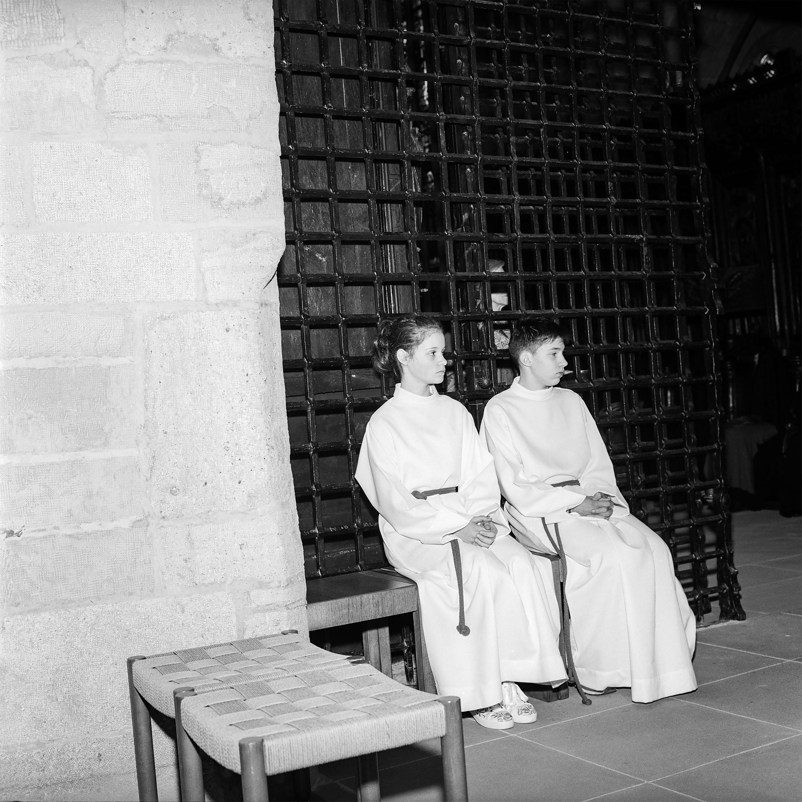 Zwei Ministranten in Weiss, sitzend