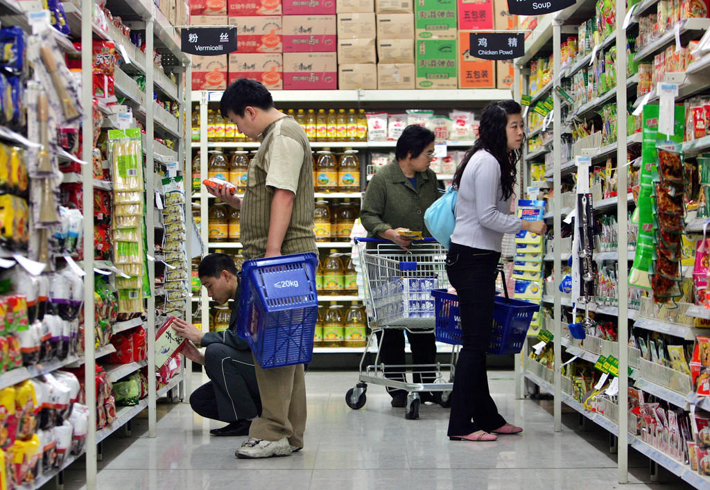 中国顾客在沃尔玛超市里