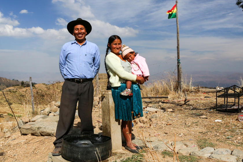 Campesino con su mujer y esta con niño en brazos