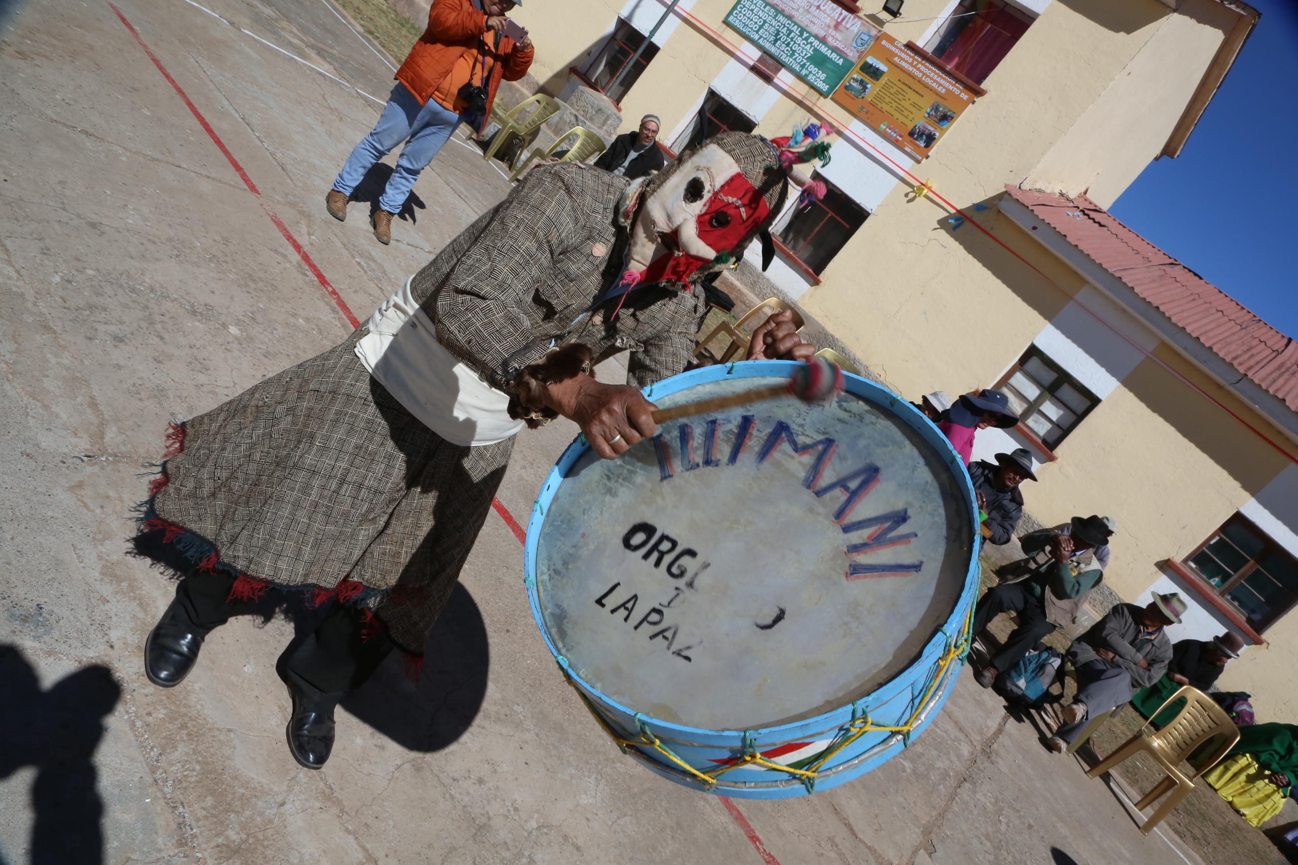 ボリビアで太鼓を持って踊る男性