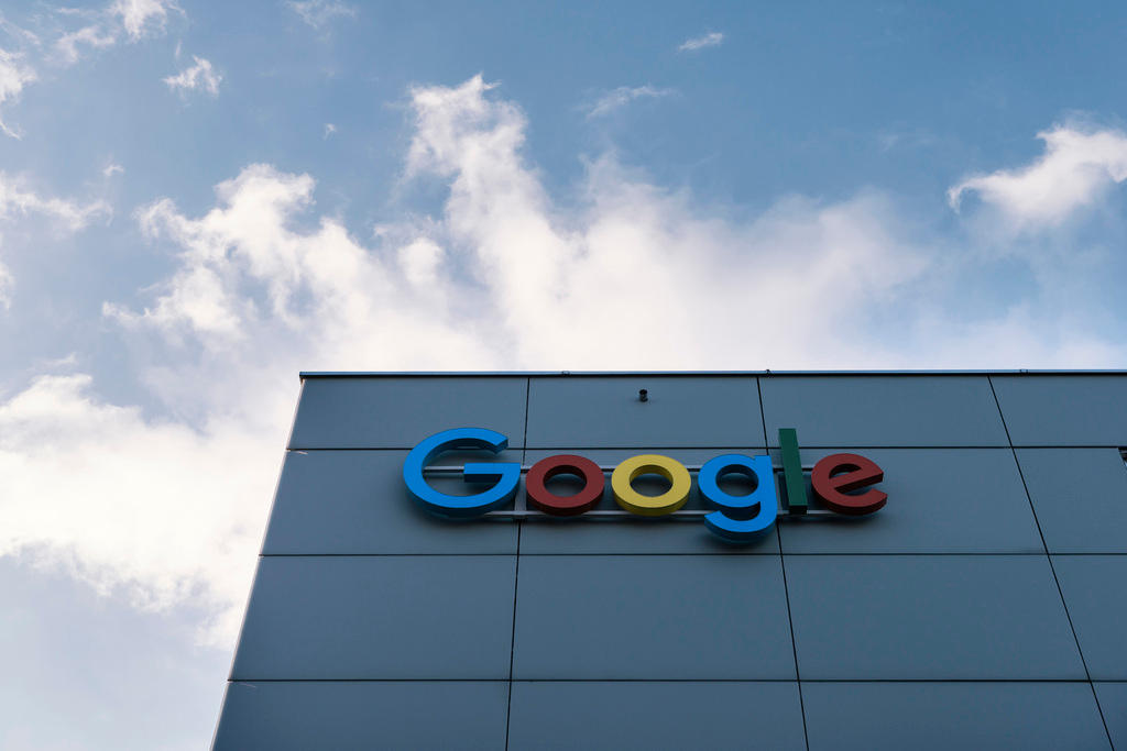 شعار شركة غوغل على مبنى عال