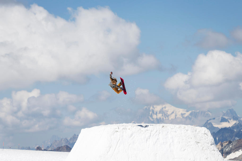 A snowboarder at the Snowpark Zermatt