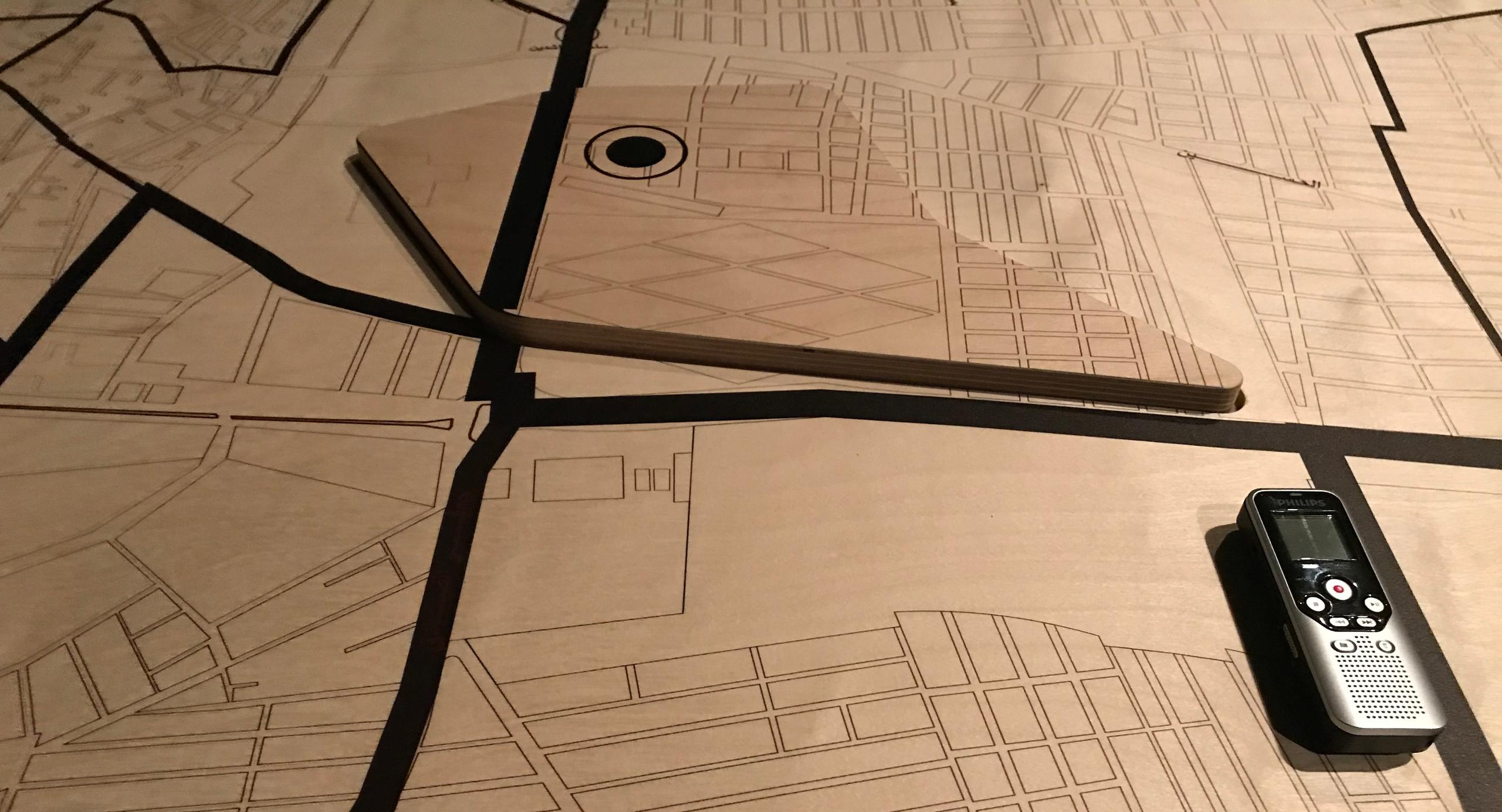 صورة لطاولة خشبية نُقشت عليها خريطة مدينة