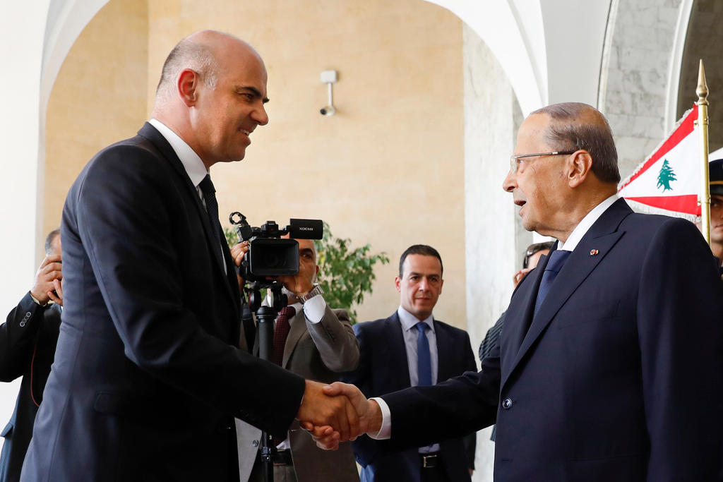 الرئيس السويسري يُصافح نظيره اللبناني في قصر بعبدا بضواحي بيروت