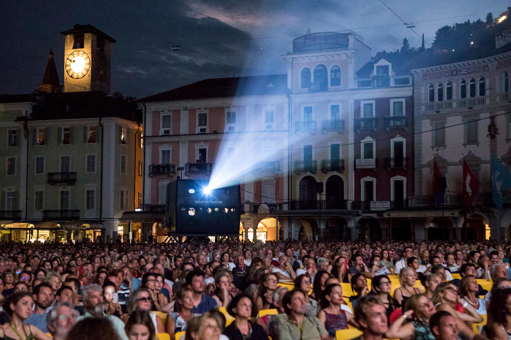 مئات الأشخاص يُشاهدون شريطا سينمائيا في الهواء الطلق