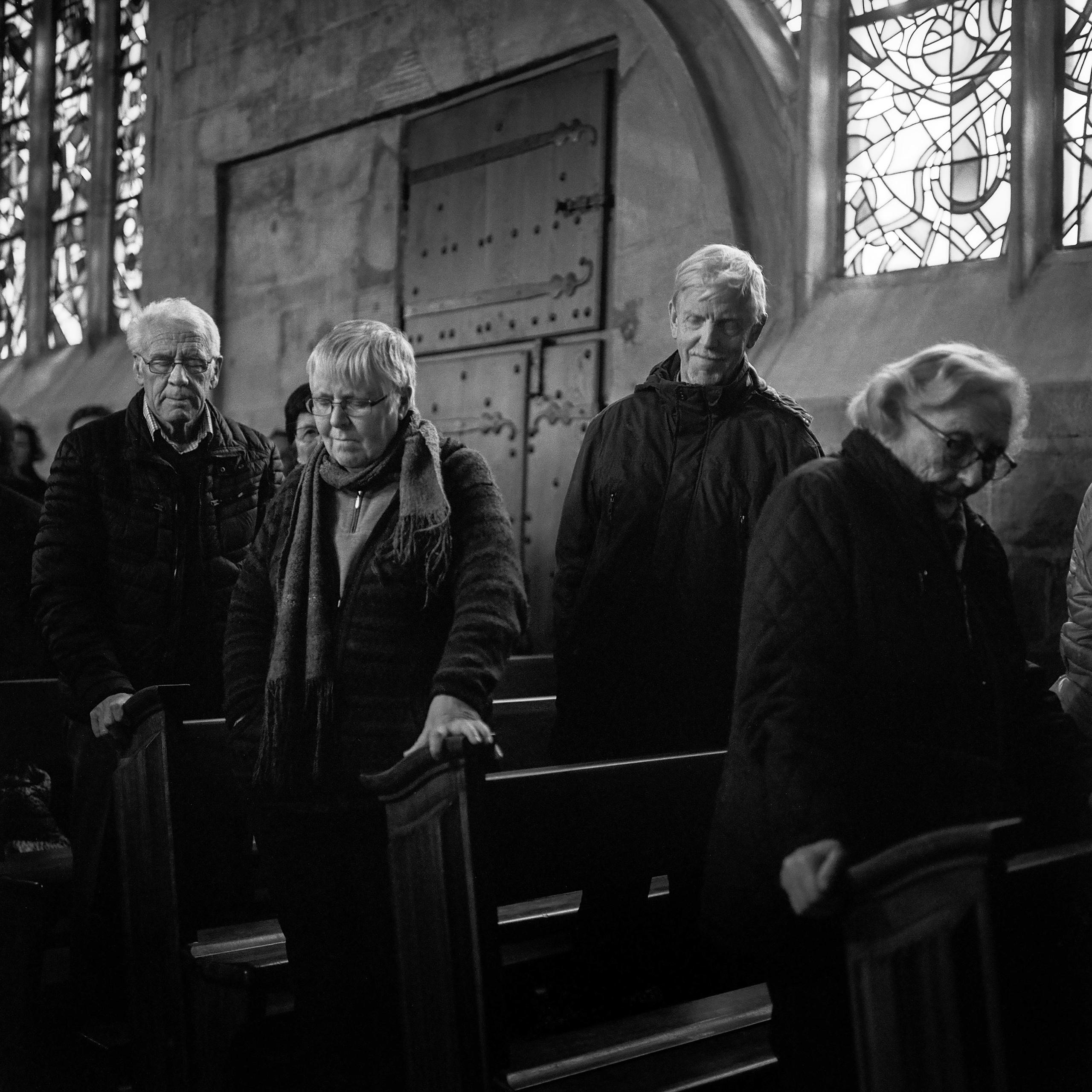 Gläubige in der Kirche, stehend