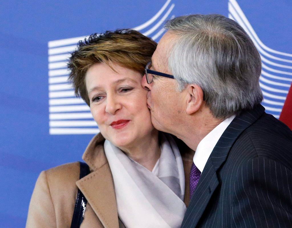 Un homme embrassant une femme sur la joue.