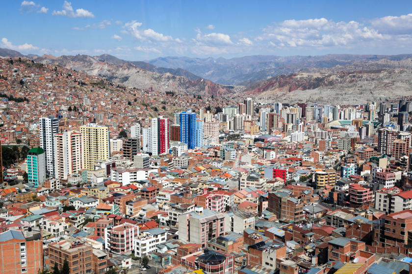 Cidade de palácios e prédios baixos vistos de cima