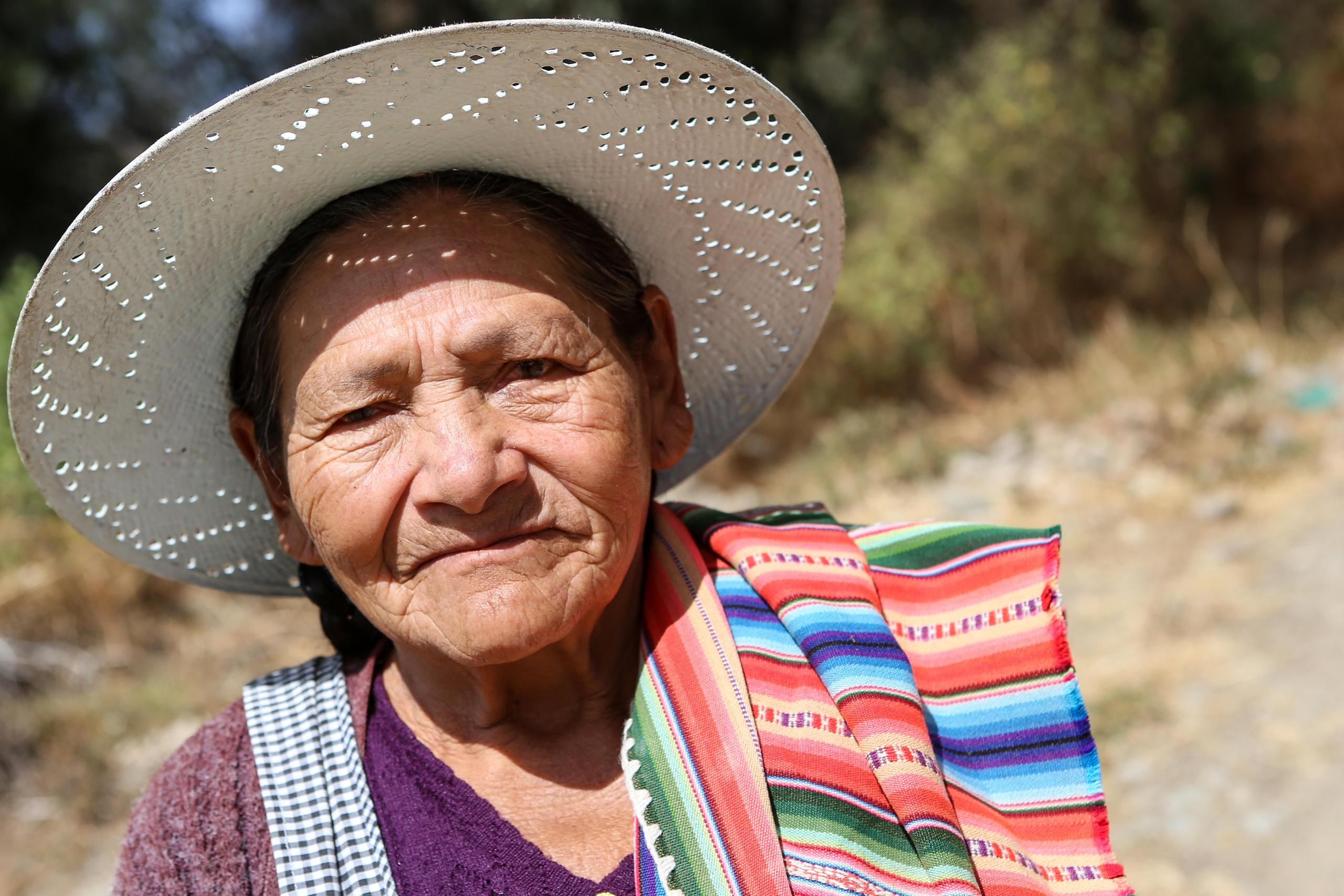 Mujer mayor con sombrero