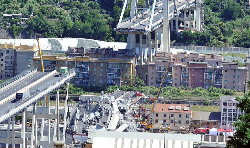 Uno squarcii sull autostrada a Genova