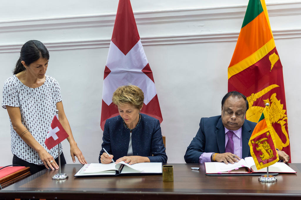 La ministra svizzera Simonetta Sommaruga e il suo omonimo srilankese Seneviratne Bandara Nawinne firmano l intesa.
