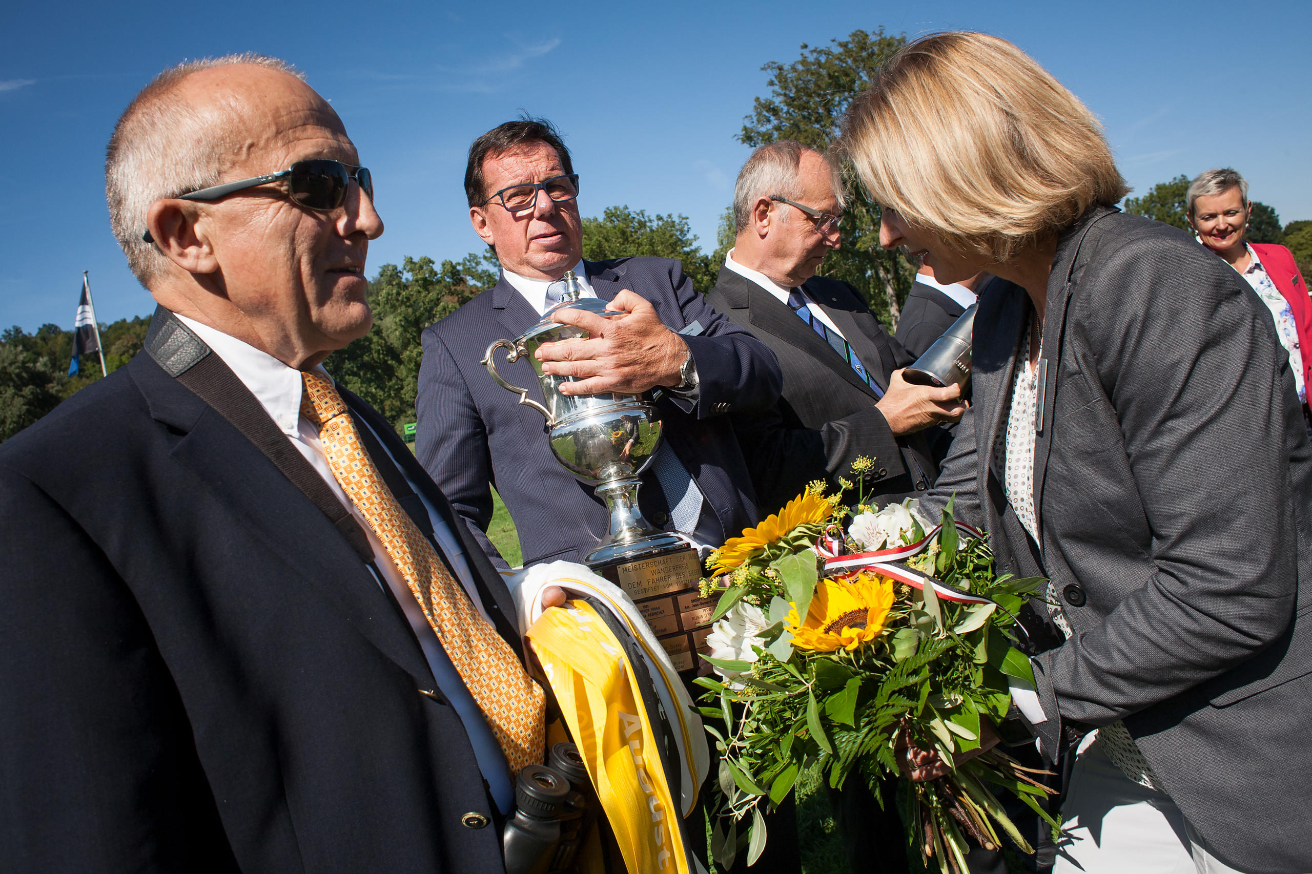 El presidente del club de Argovia, Bruno Vogel, con un trofeo en la mano.