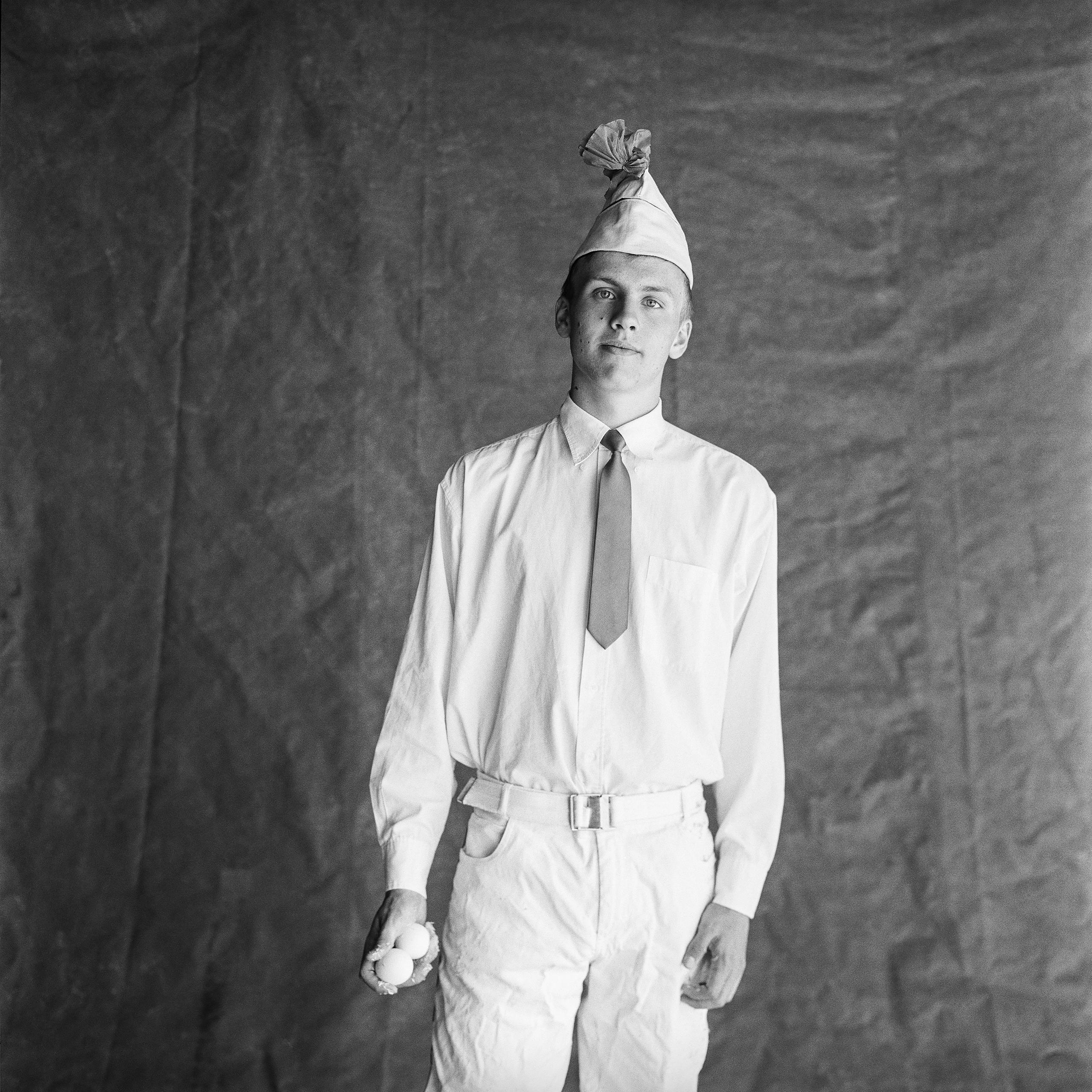 Un jeune homme habillé en blanc