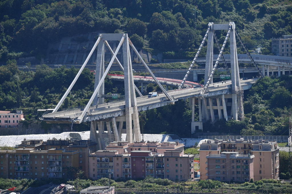 Vista dall alto sul ponte crollato