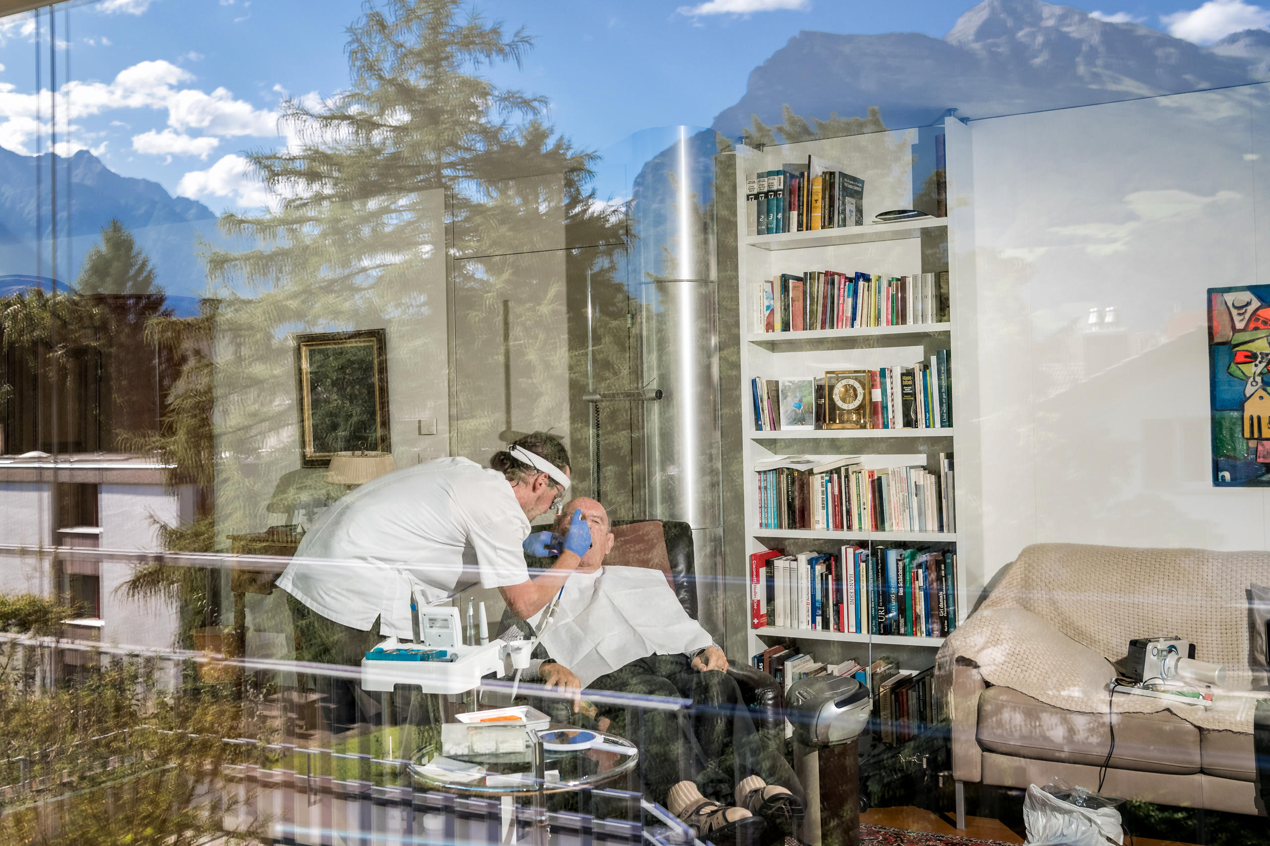 Blick durch die Fensterscheibe ins Wohnzimmer eines Patienten