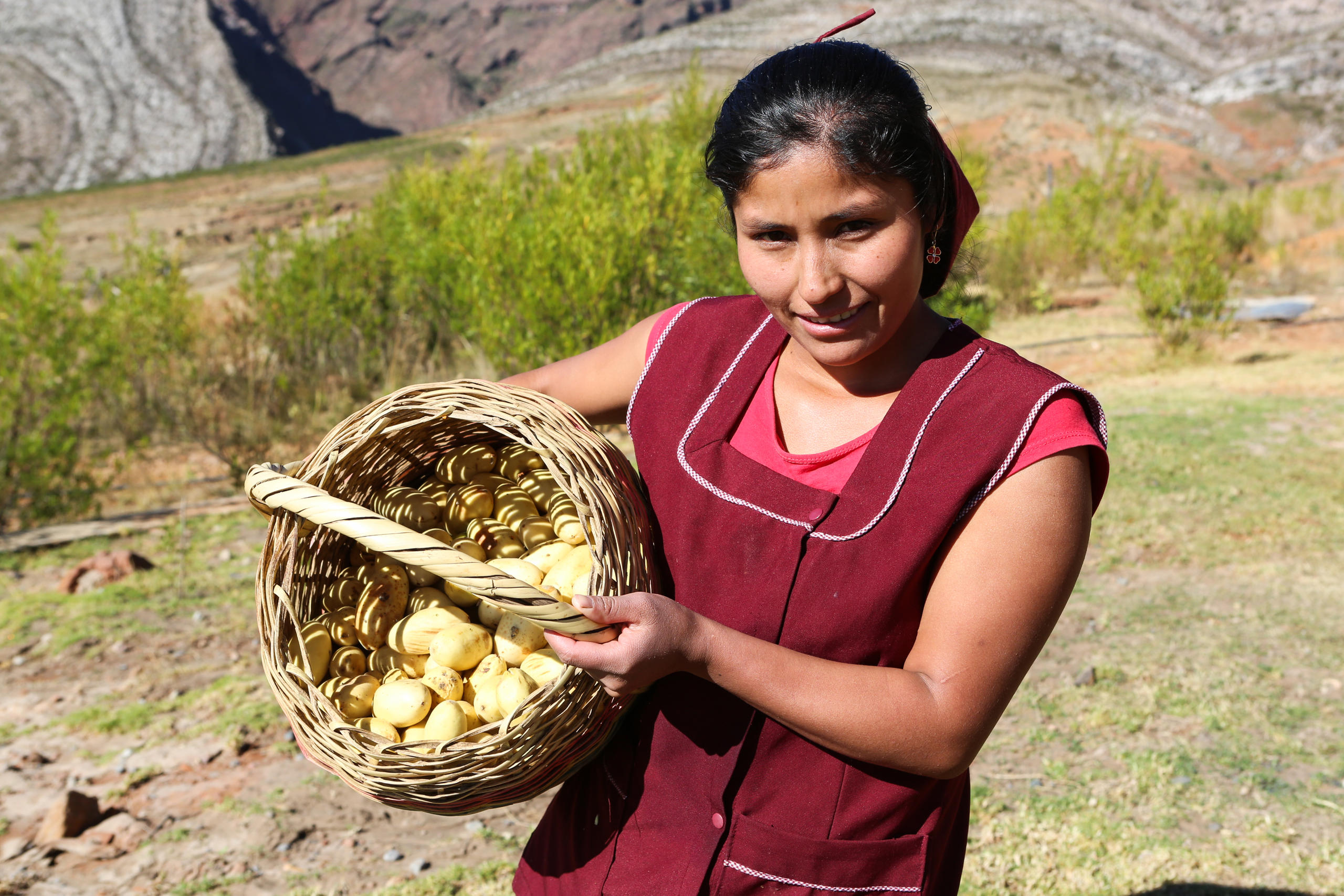 Joven mujer con un cesto de fruta