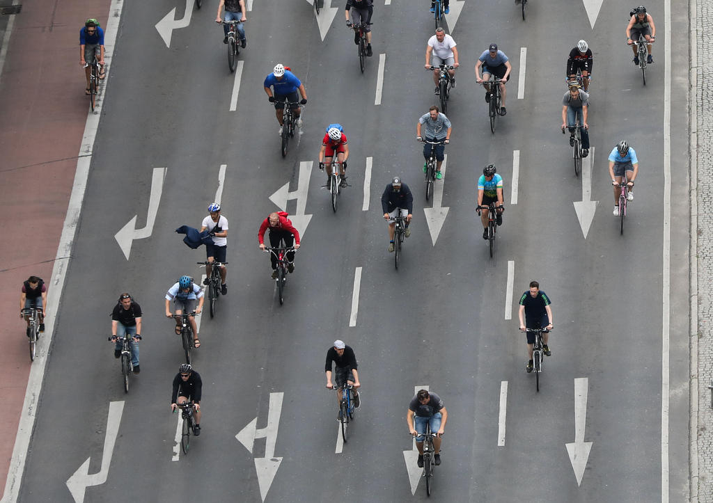 Radfahrer auf mehrspuriger Autostrasse, Flugaufnahme