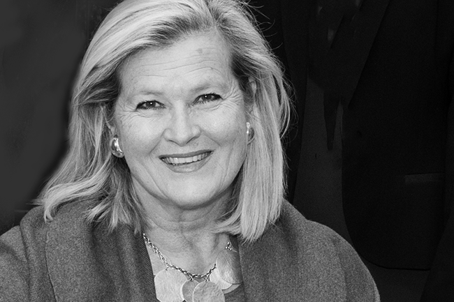 Eine Frau lächelt in die Kamera