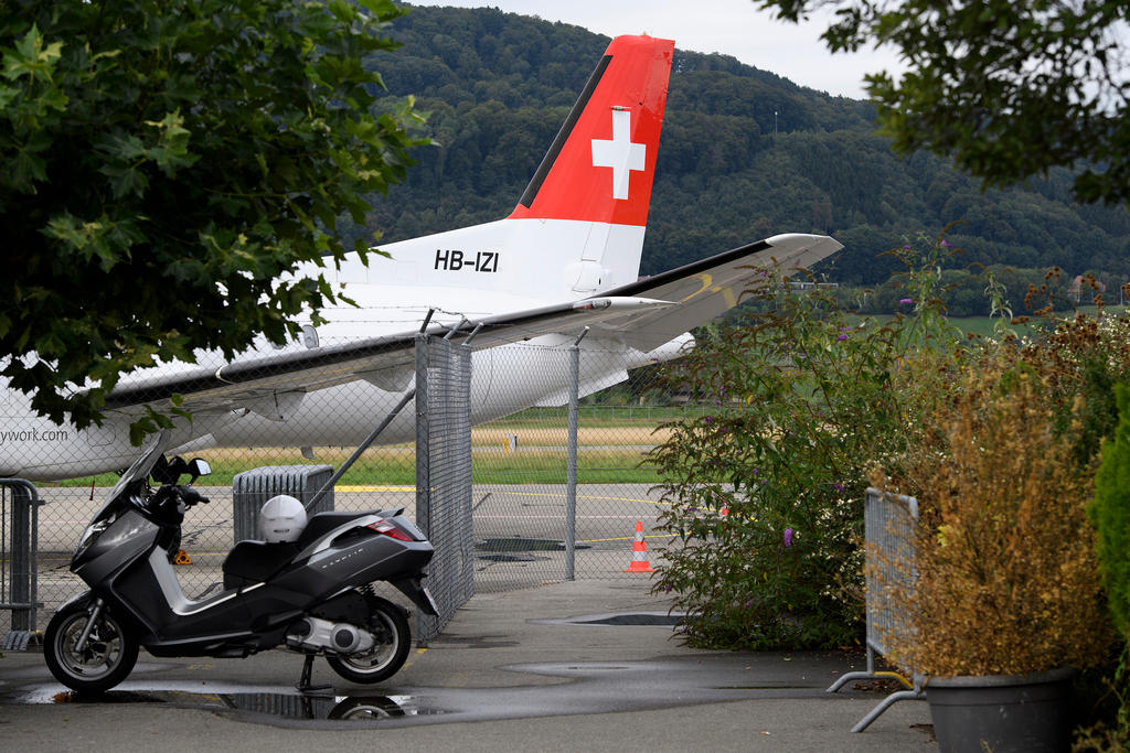 Heck eines Flugzeugs mit Schweizerkreuz auf einem Regionalflugplatz