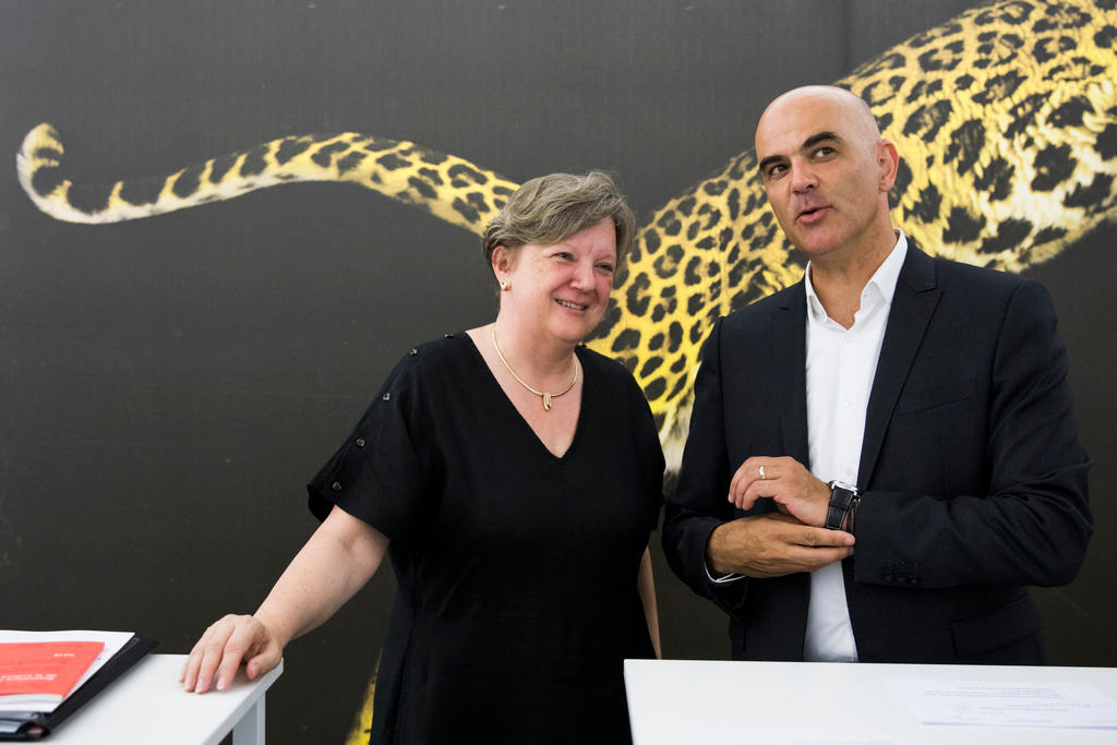 Alain Berset e Isabella Chassot con sullo sfondo il leopardo del Festival di Locarno