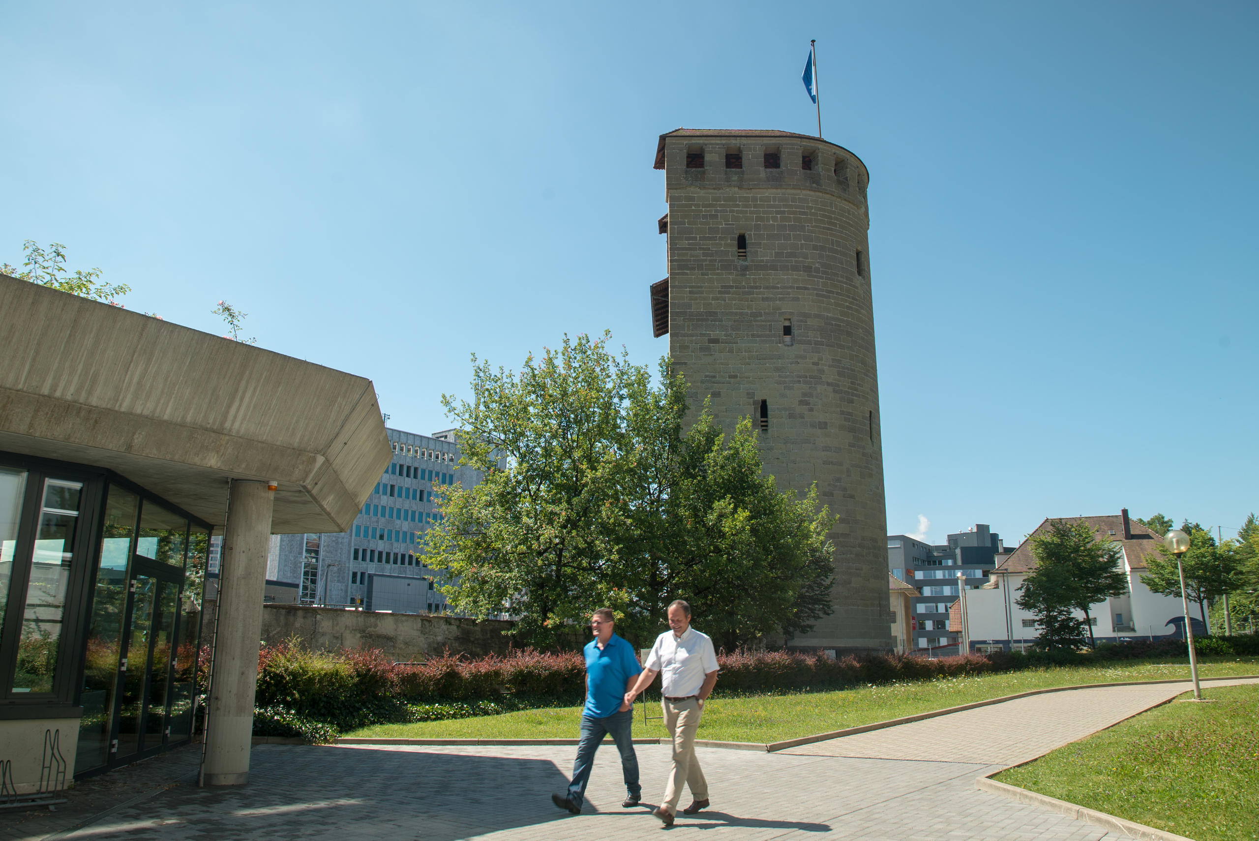 Tour à côté d une université