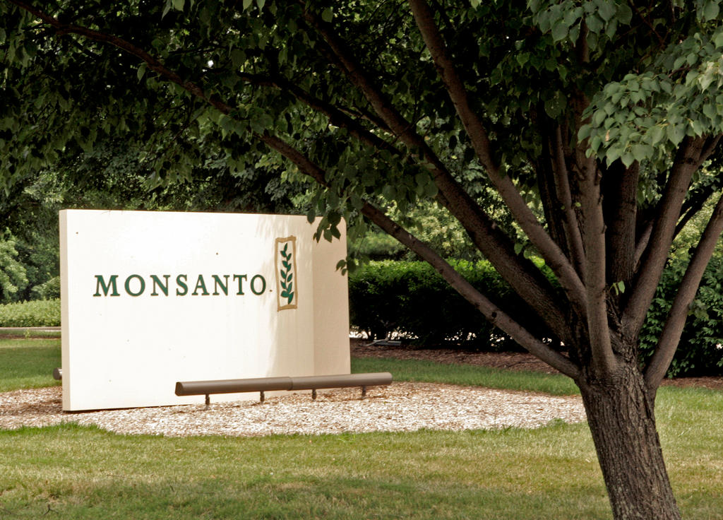 Il logo di Monsanto davanti al quartiere generale di St Louis