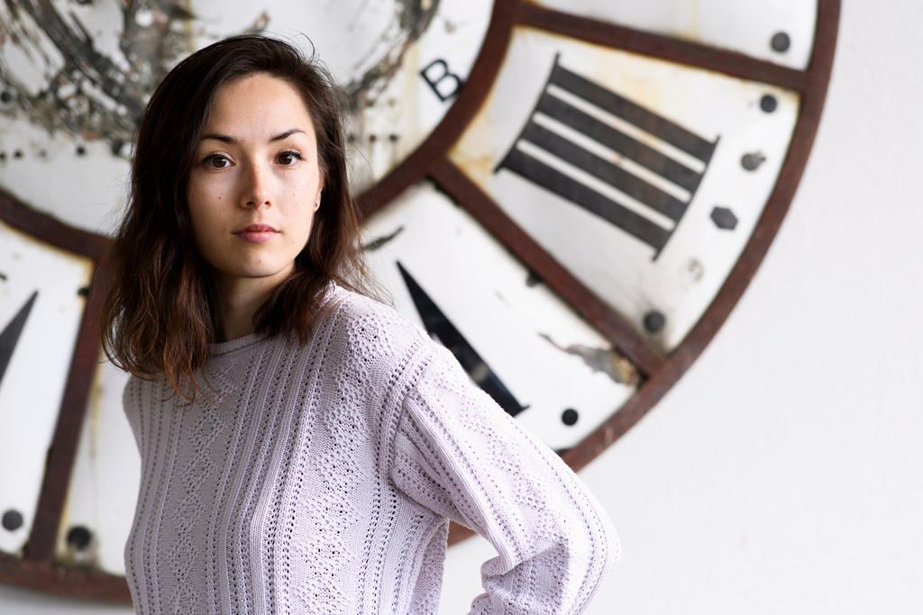 Elisa Shua Dusapin devant une horloge