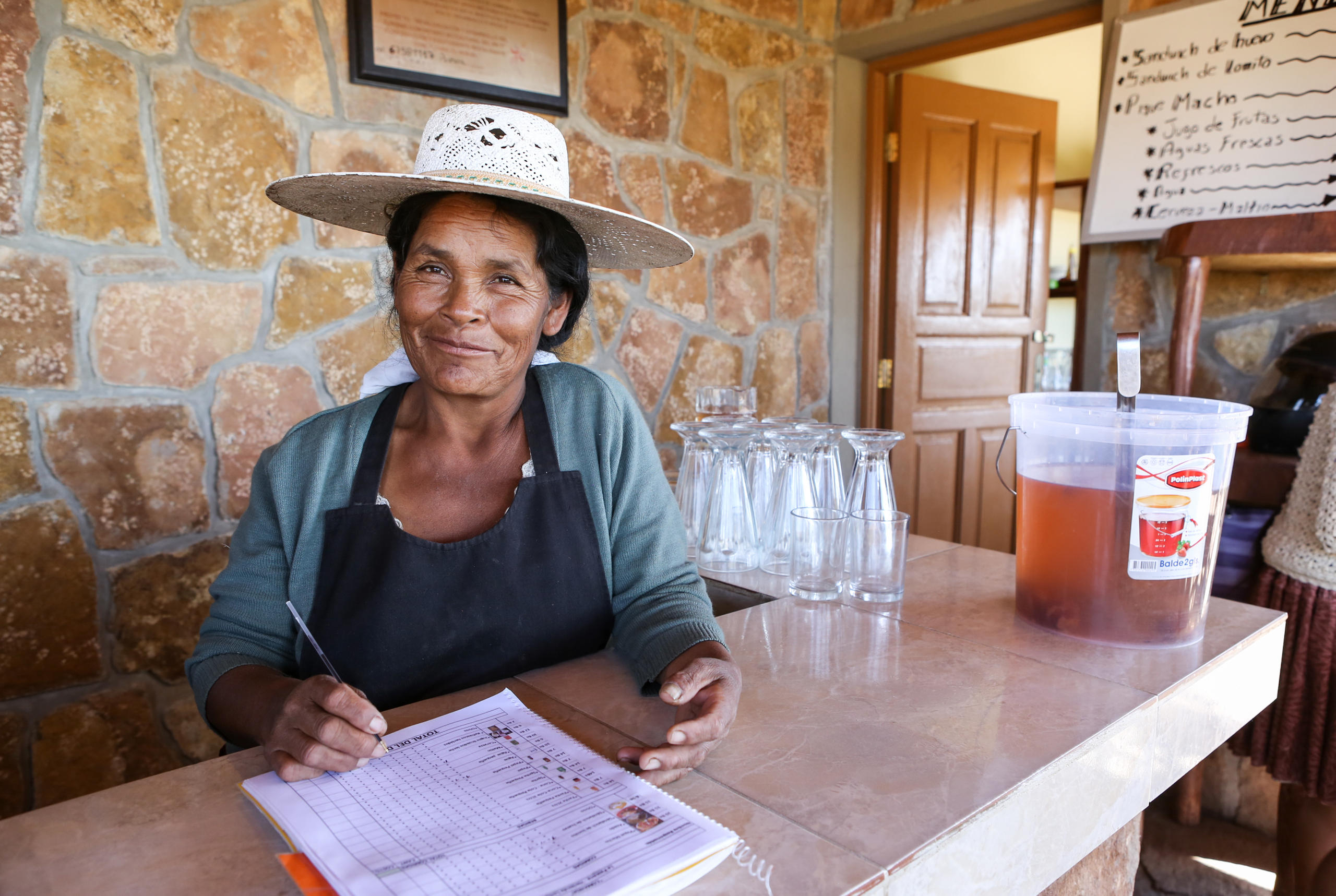 Mujer con sombrero en la barra de un restaurant