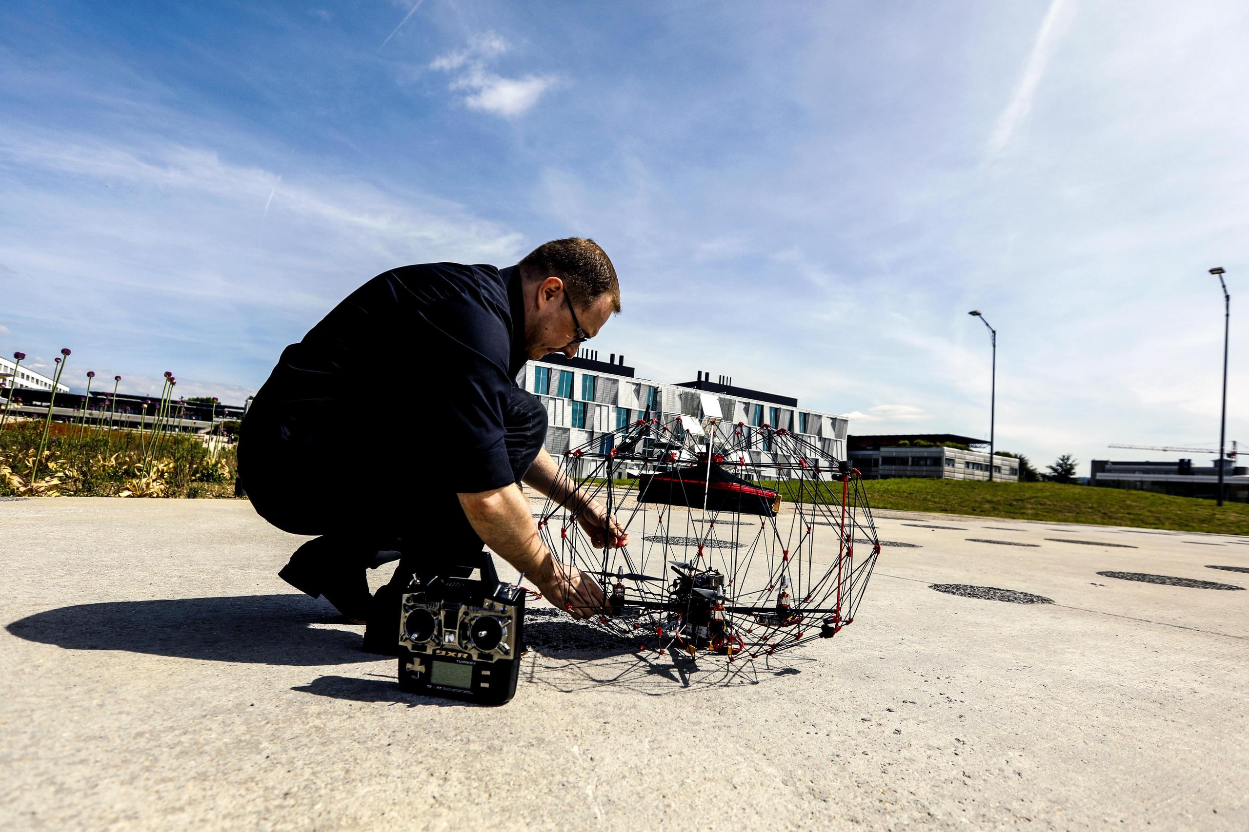 Un uomo sta controllando un drone, prima del decollo.