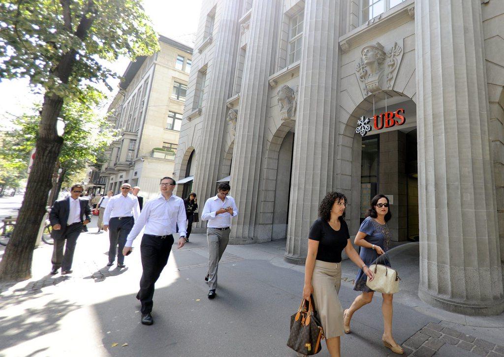 gente enfrente del banco UBS en Zúrich