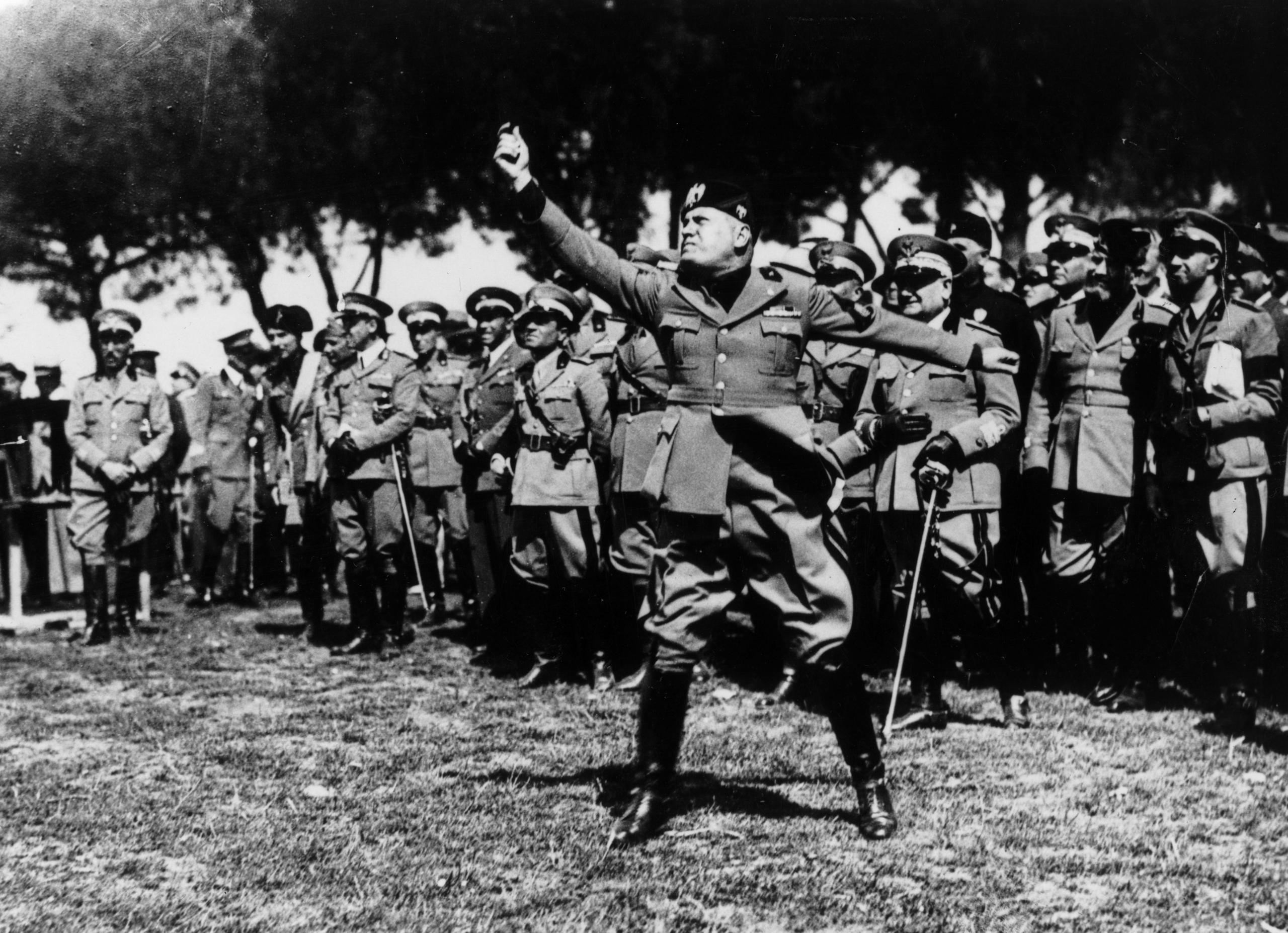 Benito Mussolini davanti a un gruppo di fascisti