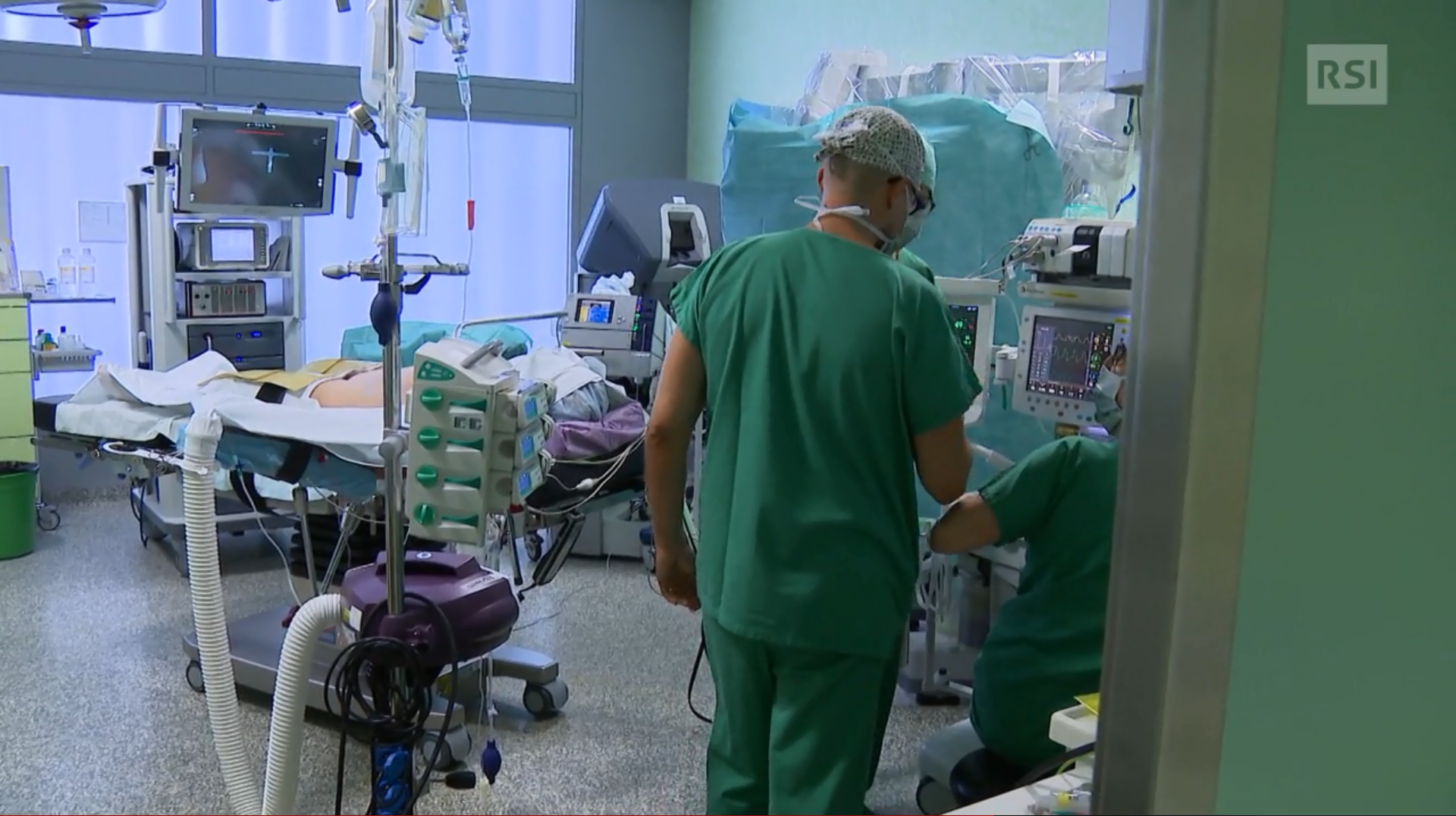 Immagine di una sala operatoria; paziente pronto per l operazione, chirurghi si preparano