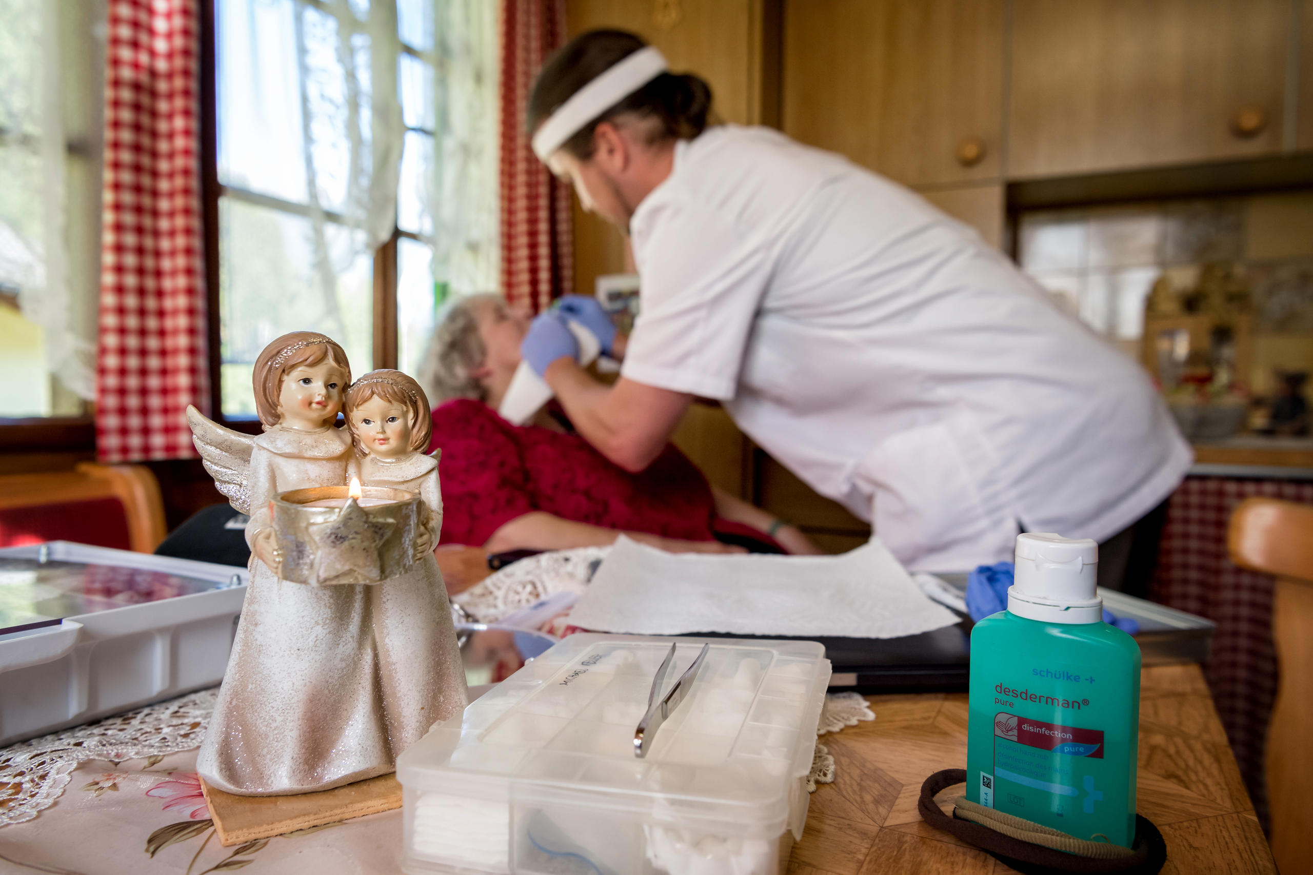 Behandlung im Wohnzimmer, Schutzengel im Vordergrund