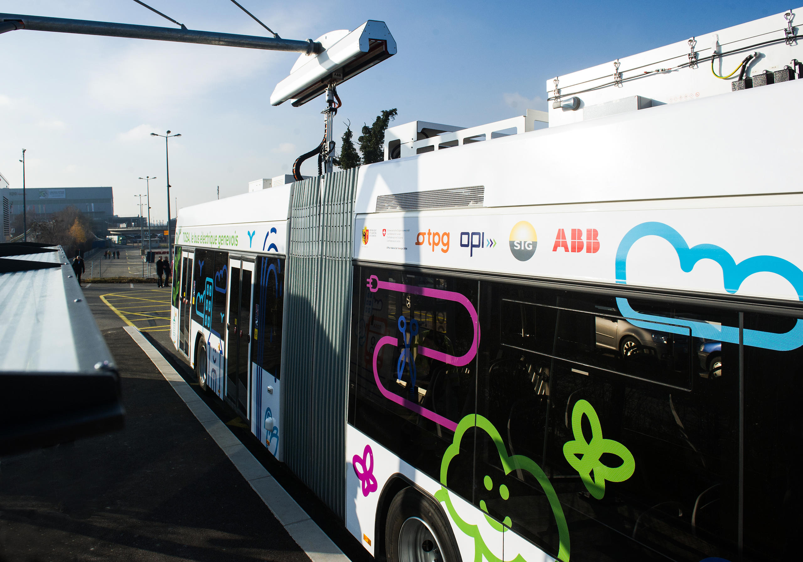 Image of a TOSA e-bus at a flash-charging station in Geneva