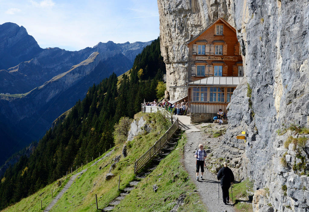 Ristorante incastonato su una parete rocciosa