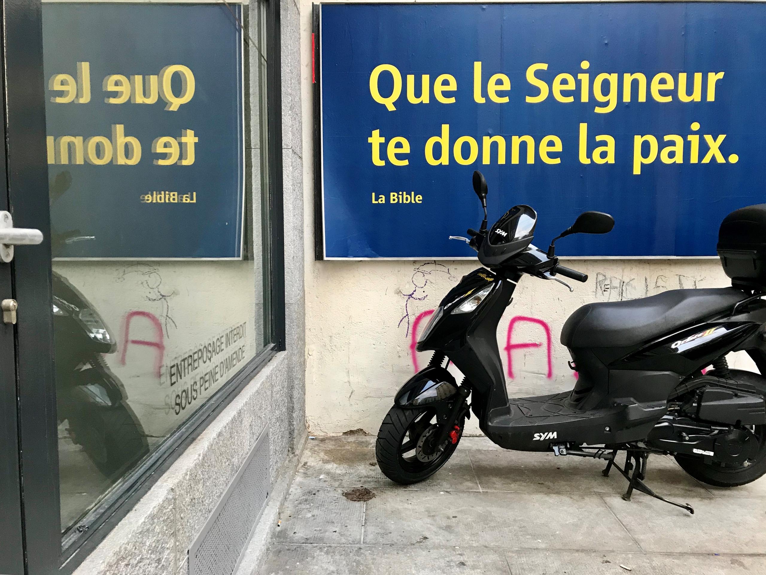 Plakat mit Aufschrift Möge der Herr dir Frieden geben auf Französisch