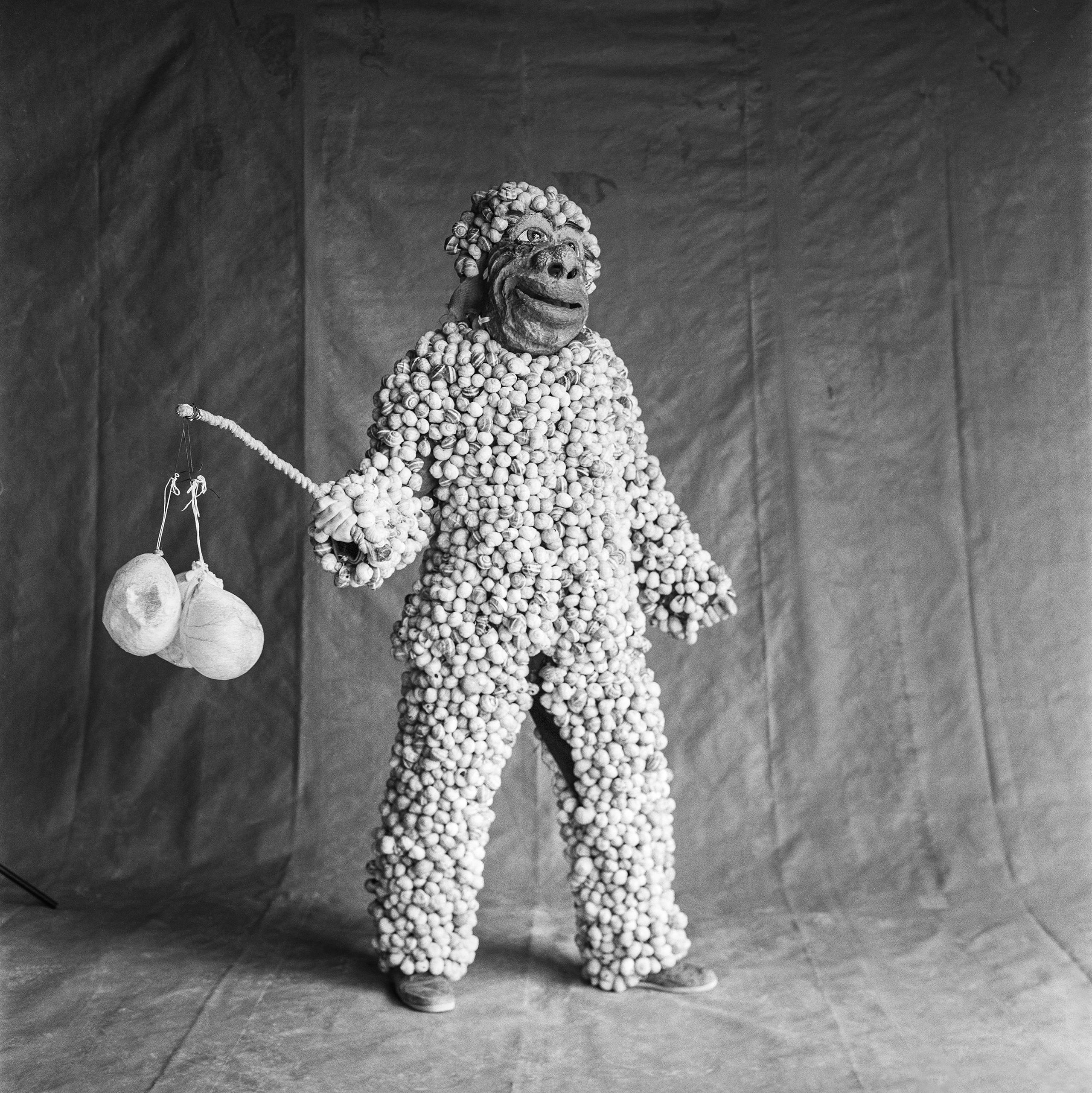 Un homme déguisé avec un costume de coquilles d escargot vides
