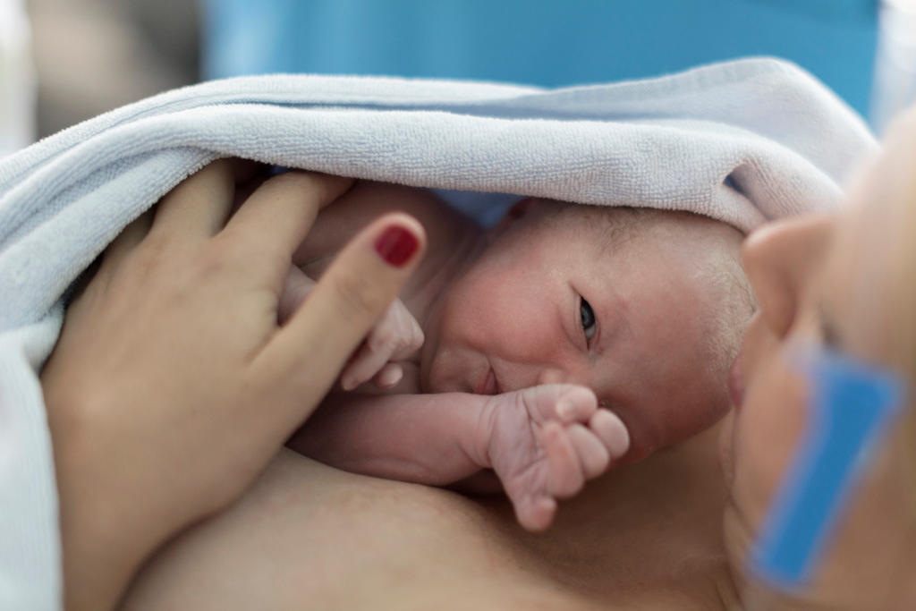 recién nacido con su madre