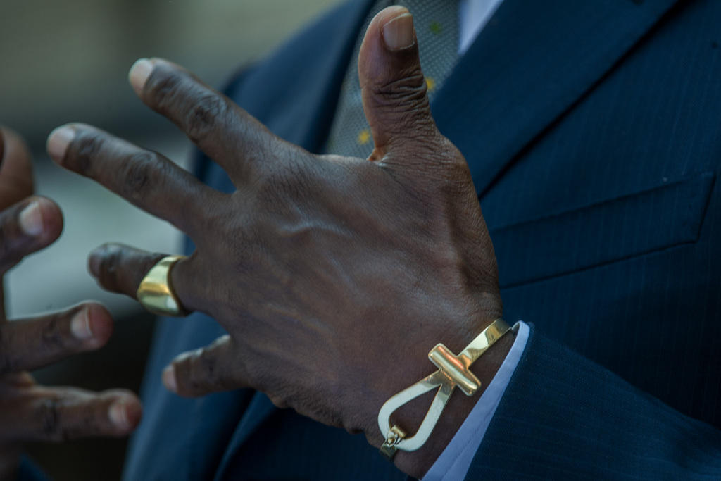 рука с золотым браслетом и кольцом