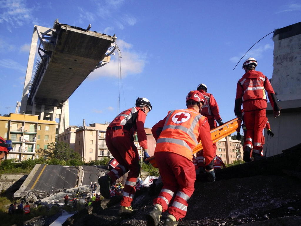 Soccorritori tra le macerie del Ponte Morandi