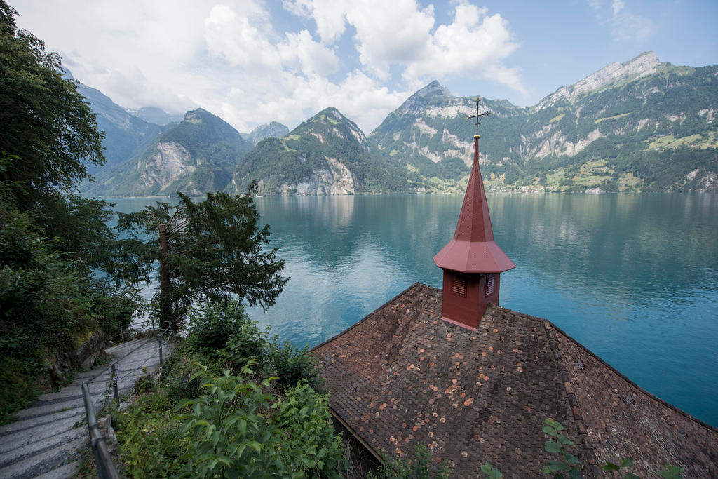 Il lago dei quattro cantoni fotografato da un sentiero sovrastante Tellskapelle