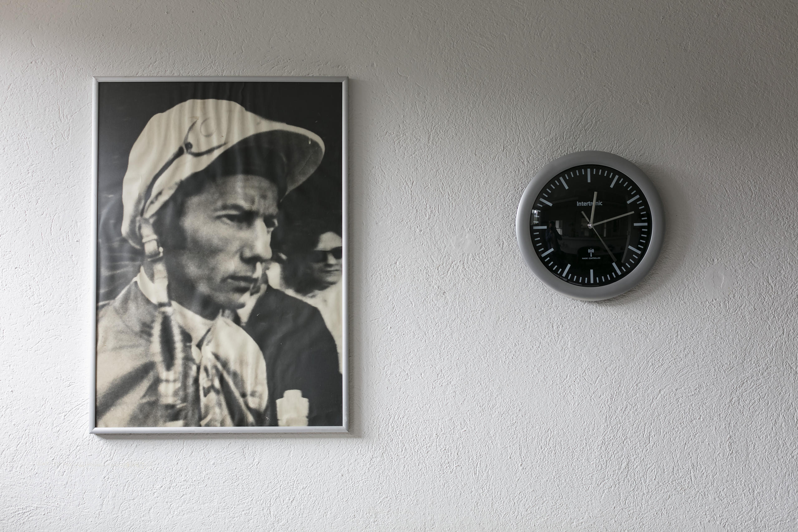 ritratto di un fantino appeso al muro accanto a un orologio