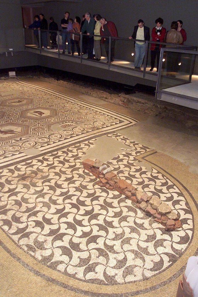 Visiteurs autour d une mosaïque