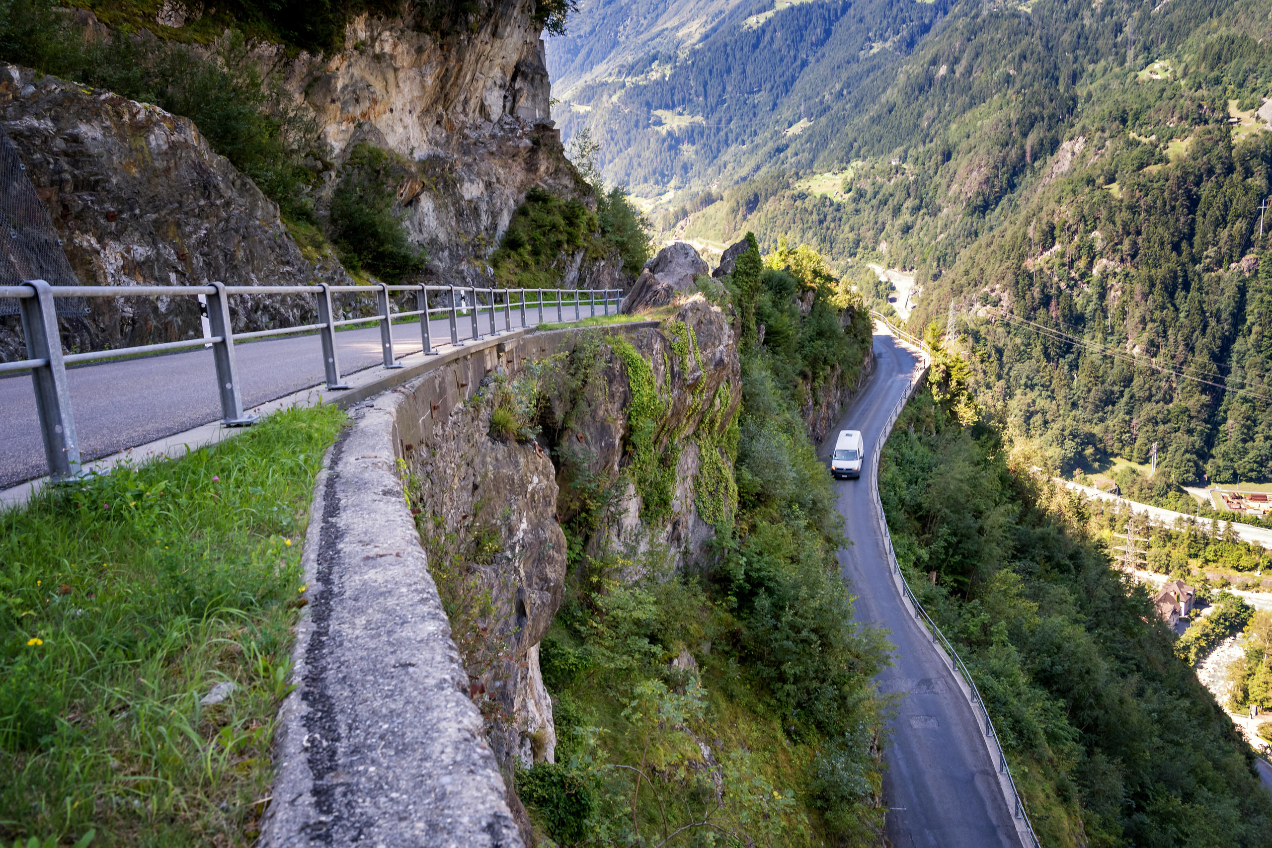 Zahnarztbus auf einer Bergstrasse