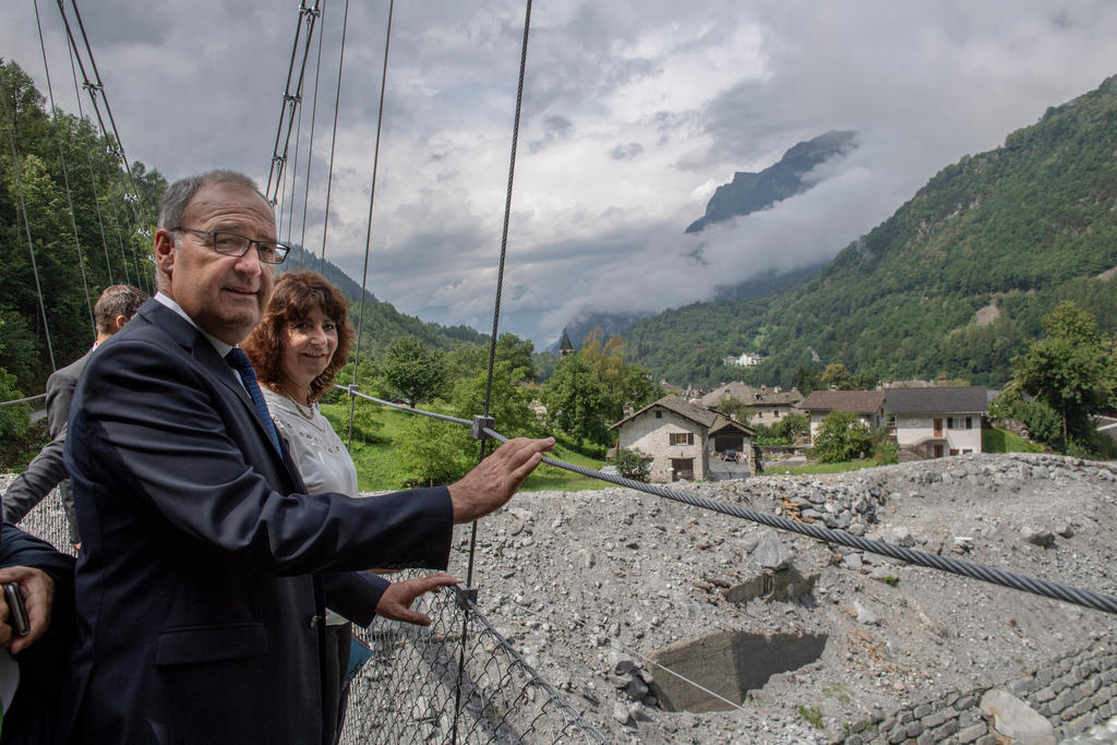 Parmelin e Giacometti su un ponte sospeso sopra i detriti.