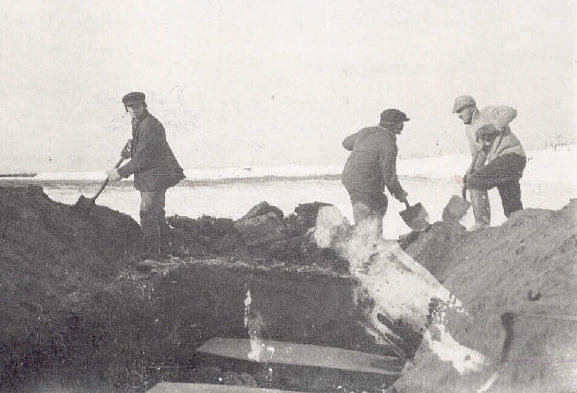 Burying dead victims of Spanish flu