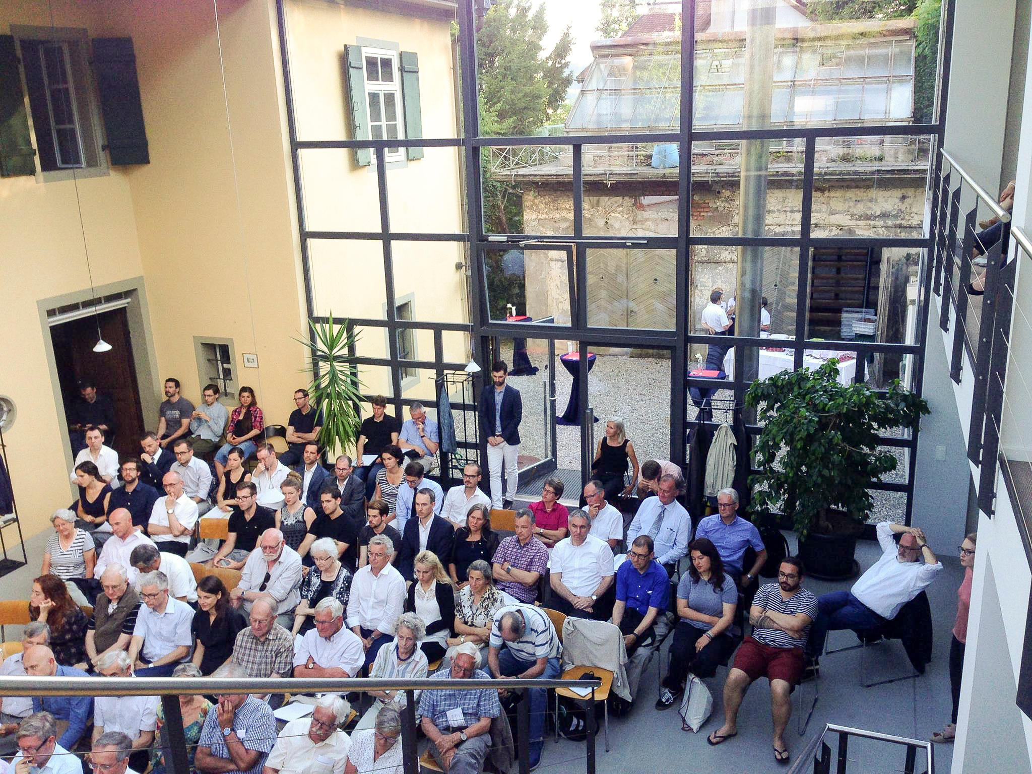 gente seduta nella hall di un edificio