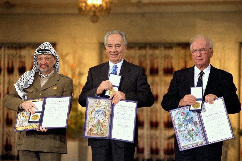 Arafat, Peres e Rabin neolaureati con il Nobel per la pace nel 1994.