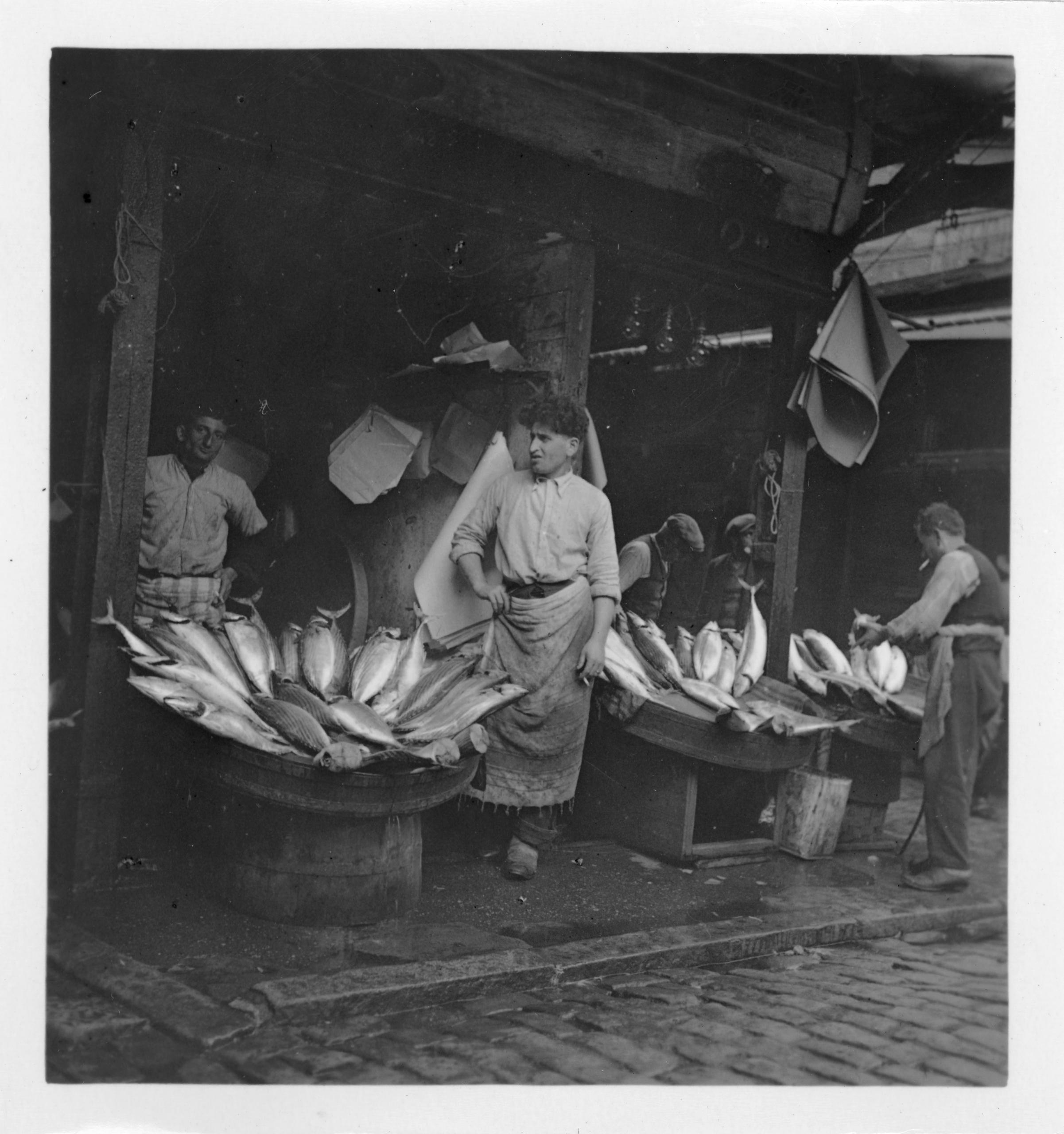 Peixeiros em um mercado de Istambul