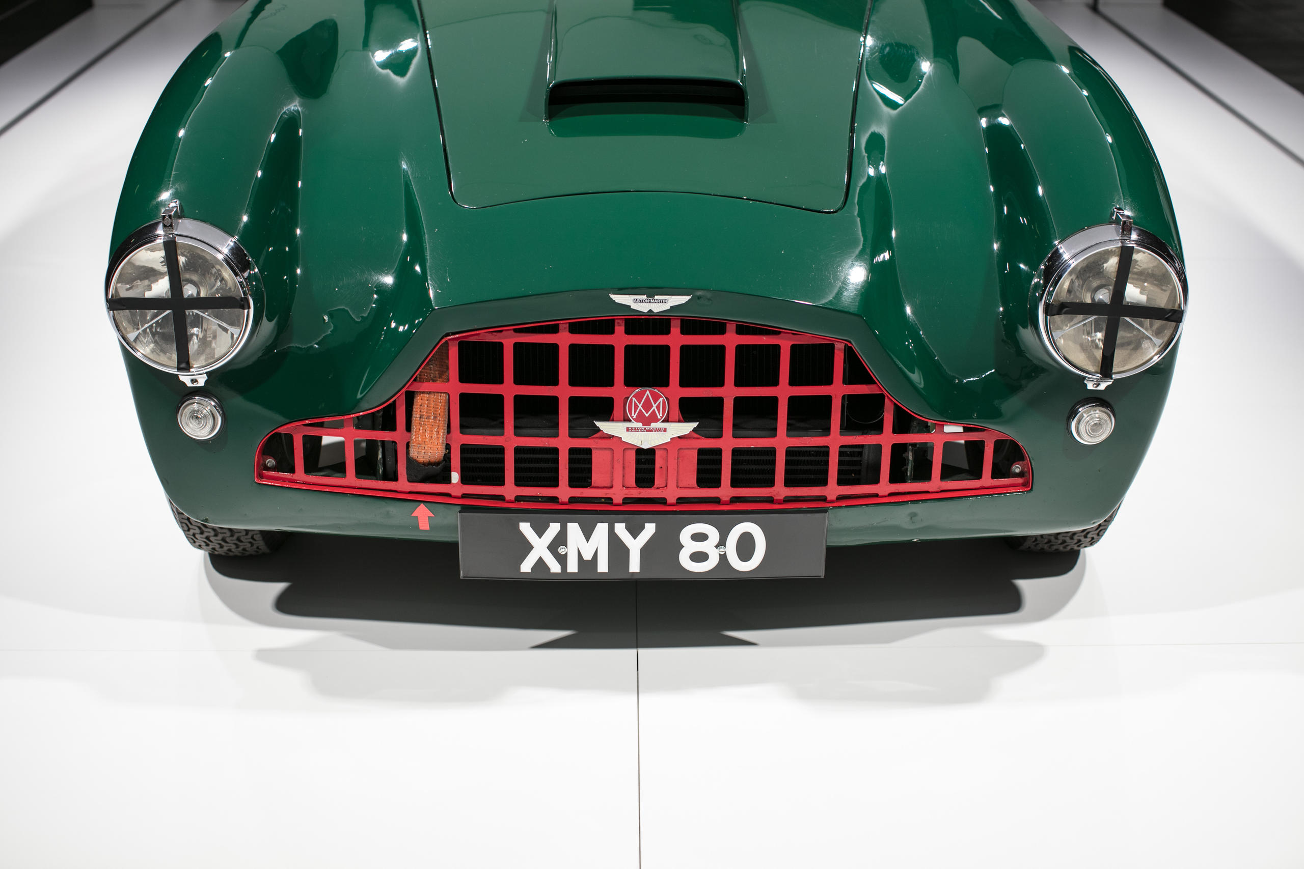 зеленый Aston Martin, вид спереди